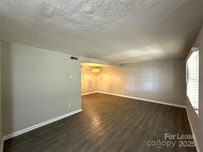Foto del edificio - 10949 Park Rd