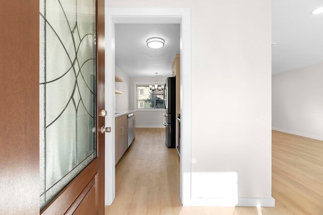 Entry - 12815 SE Stark St