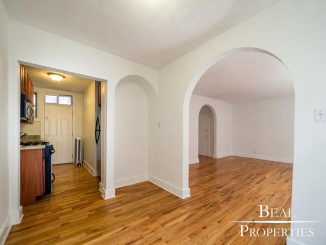 Building Photo - 1 bedroom in CHICAGO IL 60657