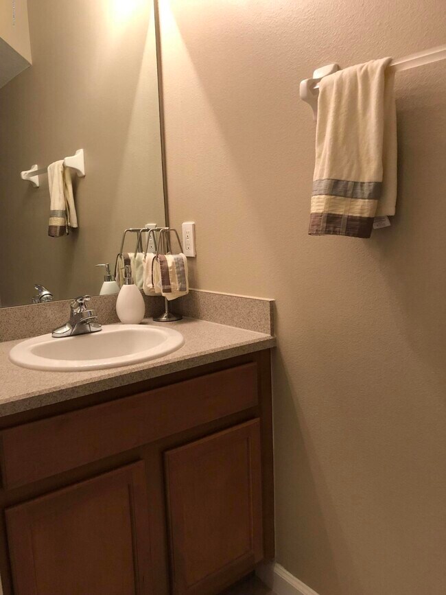 Foto del edificio - 2570 Revolution St