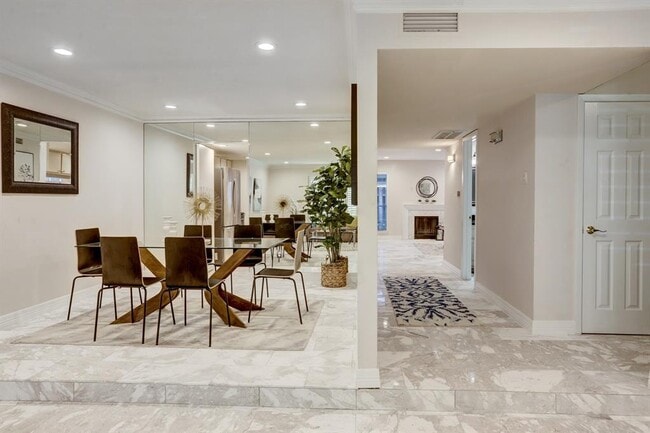 Building Photo - 8948 Chatsworth Dr