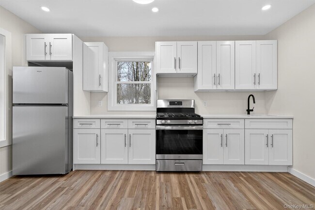 Building Photo - 303 Main St