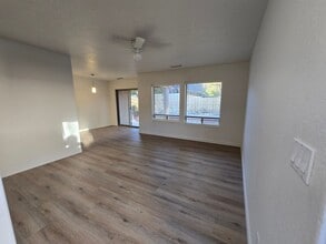 Building Photo - 340 Fairway Oaks Dr