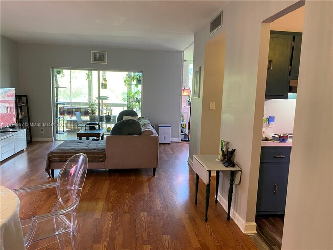 Building Photo - 4200 Hillcrest Dr