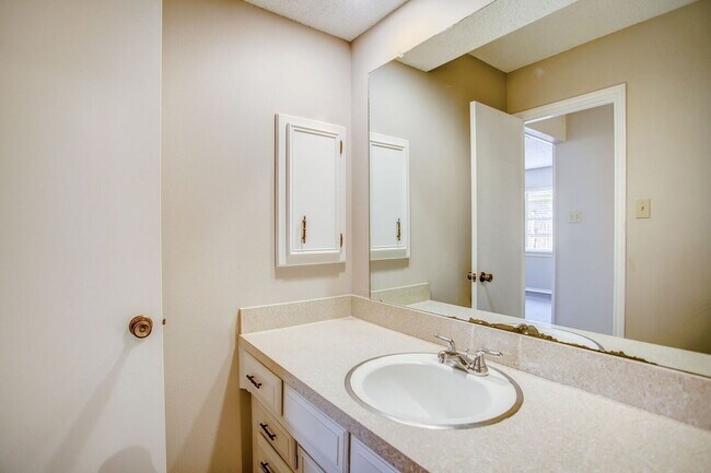 Foto del edificio - Cute & Cozy Two Bedroom Centrally Located ...