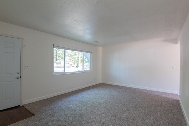 Building Photo - 3 Bedroom Redding Home Near Enterprise Park!