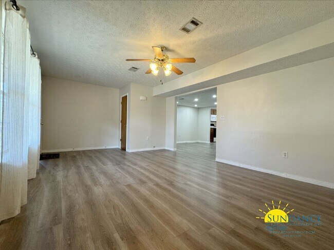 Foto del edificio - Centrally located in between Hurlburt Fiel...