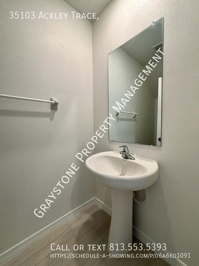 Building Photo - Landlord's special offer! Up to a months r...
