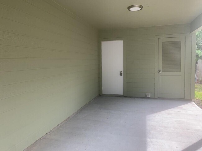 Building Photo - 1605 Sweetbriar Ave