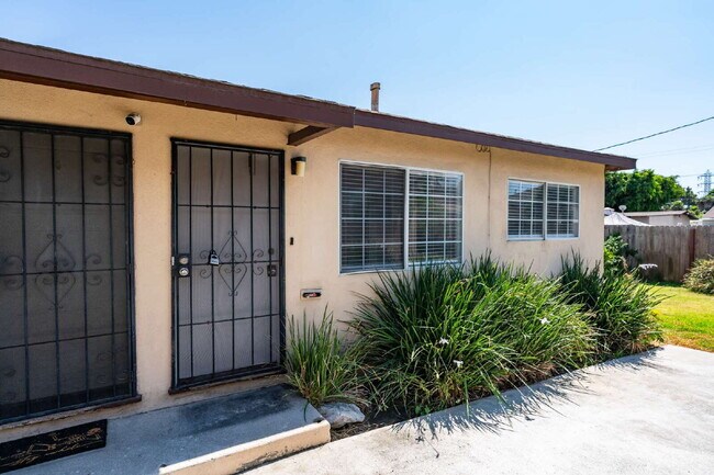 Building Photo - Fully Renovated Gem!