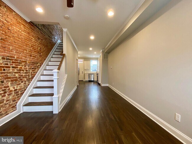Building Photo - 304 S Conkling St