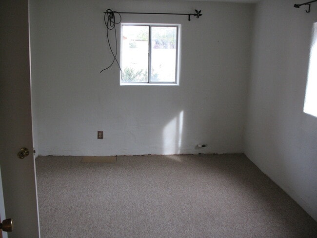 Building Photo - 714