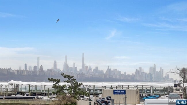 Building Photo - 1055 River 809