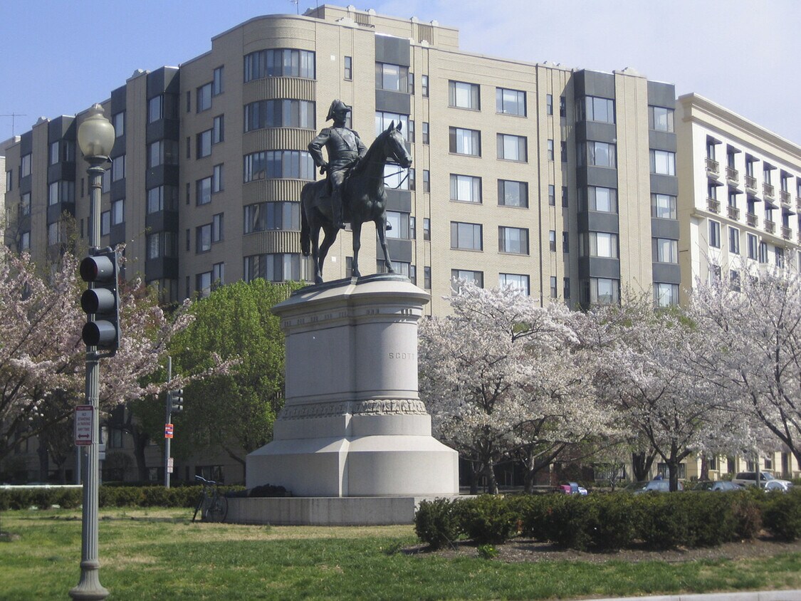 Foto principal - Top Floor Efficiency off Dupont Circle wit...
