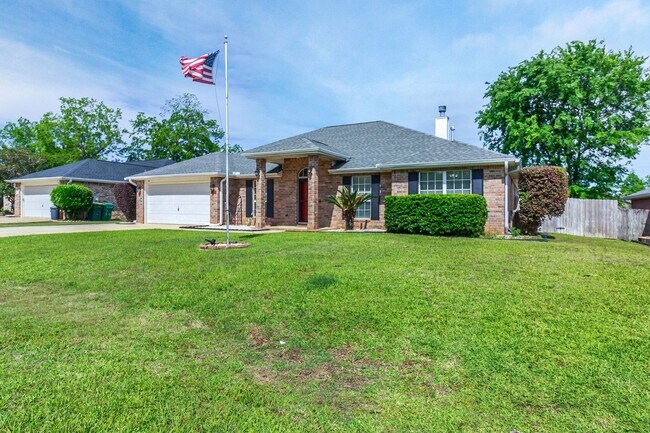 Building Photo - 4 Bedroom with a pool in Crestview!!!