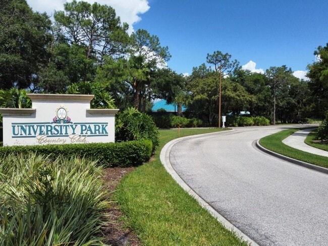 Foto del edificio - Rent a luxurious golf course lifestyle home in Sarasota, FL