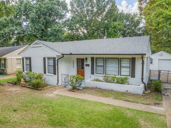 Building Photo - Renovated 3 Bed Rental Home with Hardwood ...