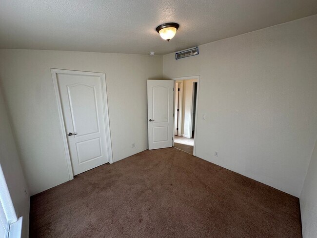Foto del edificio - 3 bedrooms, 2 baths, manufactured home on ...