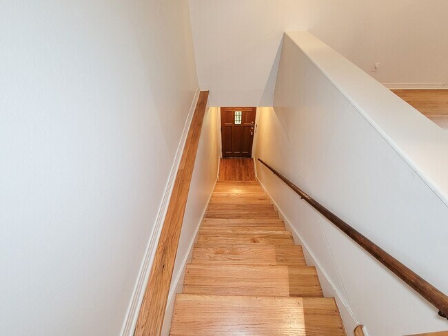 Foto del edificio - Step into your new home nestled in the vib...