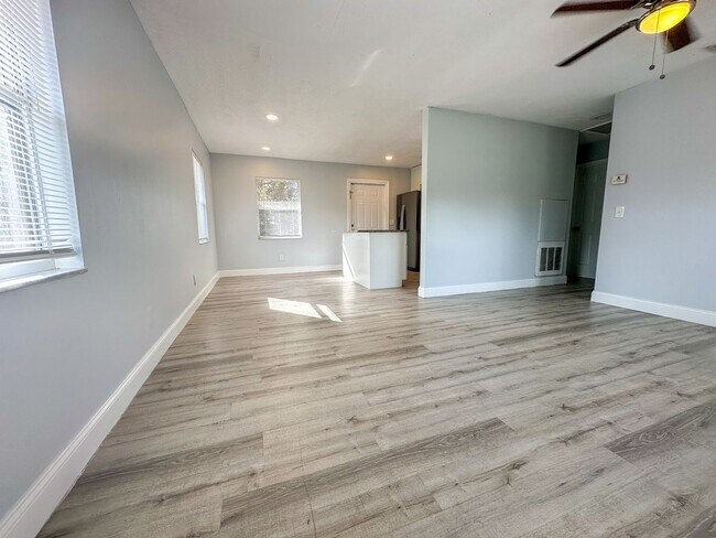 Building Photo - Fully Fenced Privacy in Orlando – Stylish 2 bedroom Near Theme Parks and Beaches!