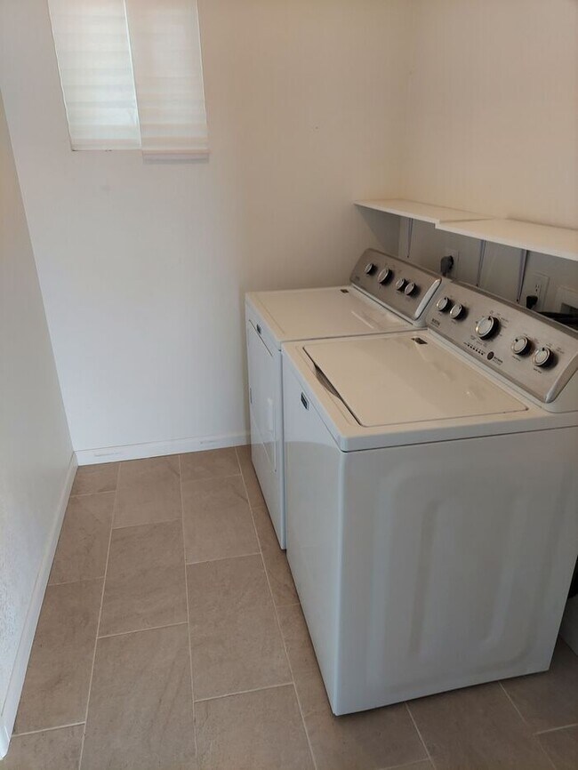 Building Photo - 2 bedroom, 1 bath with pool
