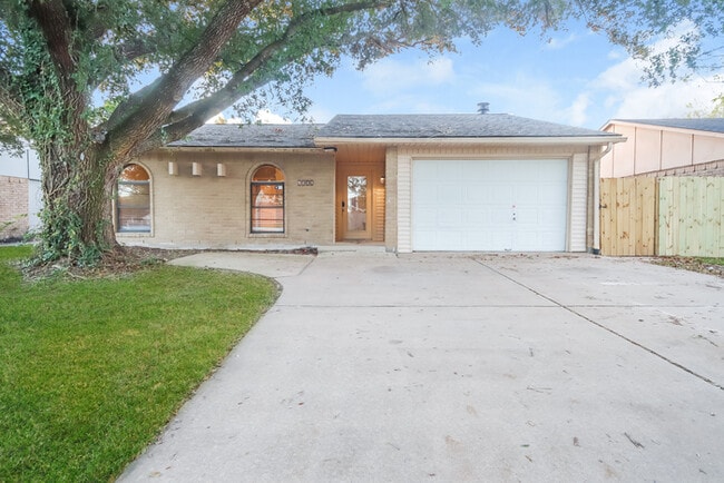 Building Photo - 5211 Parkridge Dr