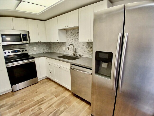 Foto del edificio - 5951 Wellesley Park Dr