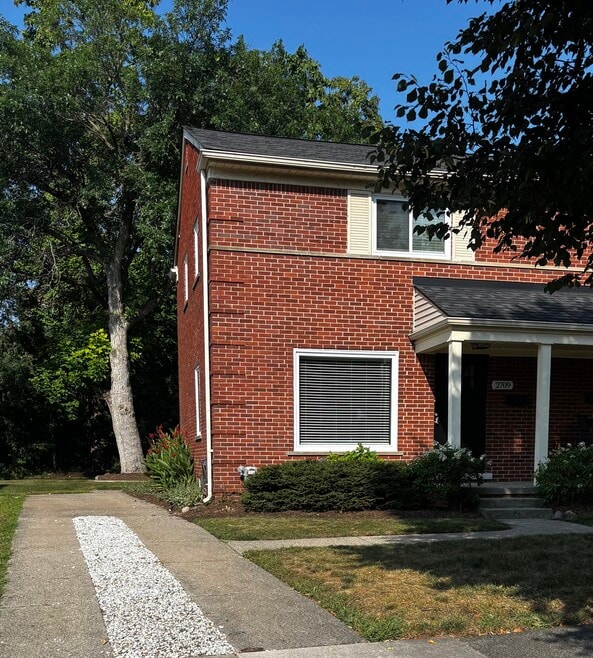 Front - 2709 Glenview Ave