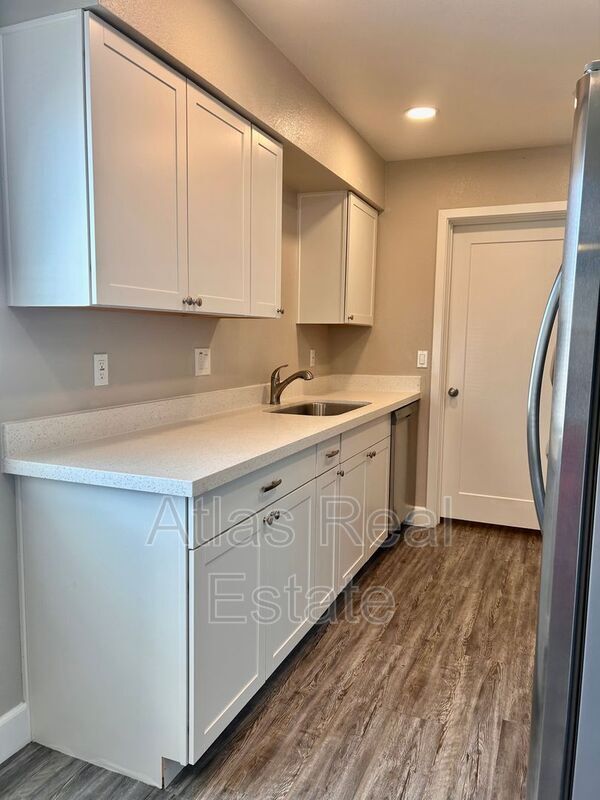 Building Photo - 2826 E Capri Cir
