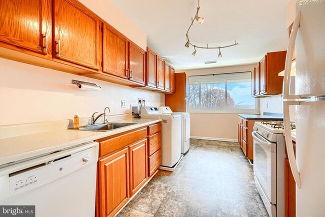 Building Photo - 130 Royal Oak Dr