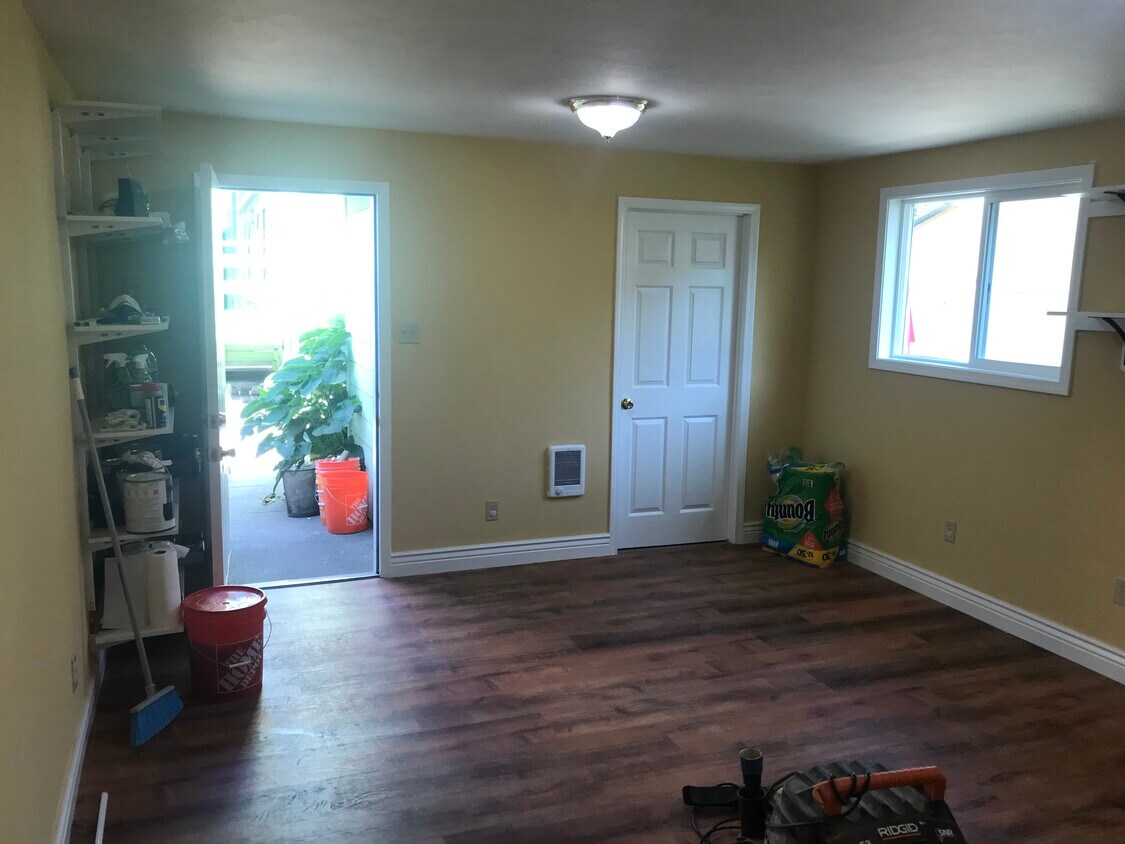 Very small studio. Great commuter location. Half a block from bus stop. - 5021 International Blvd