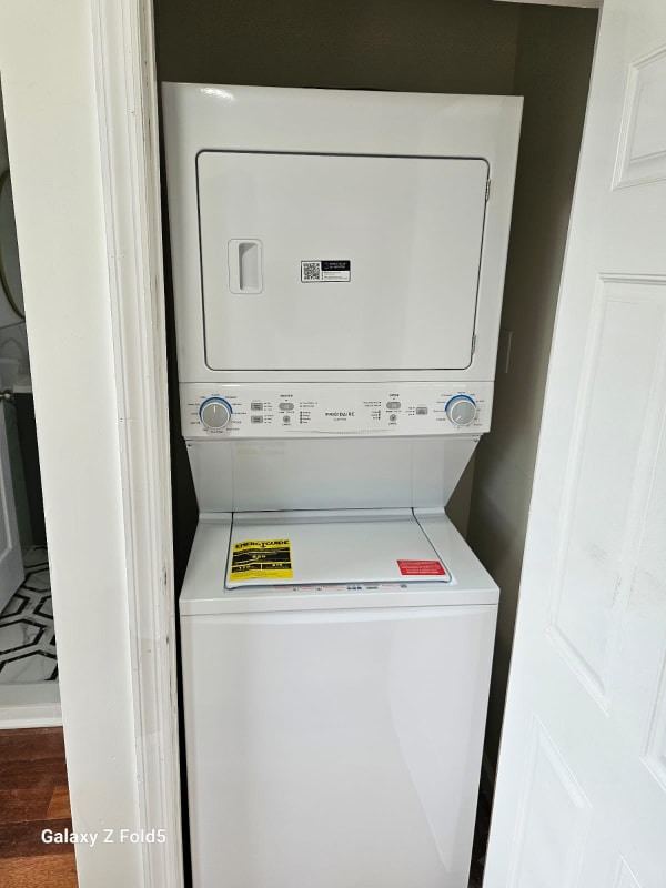 Building Photo - 424 Leslie St