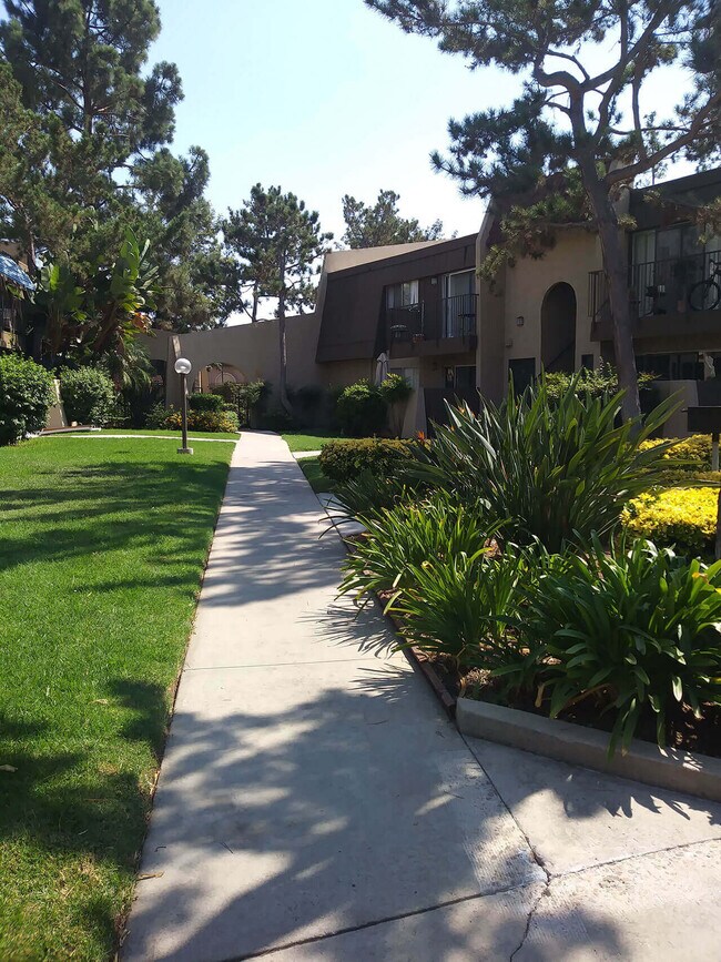 Grandes pasarelas entre edificios y apartamentos en Teton Pines Apartments en Escondido, California. - Teton Pines Apartments