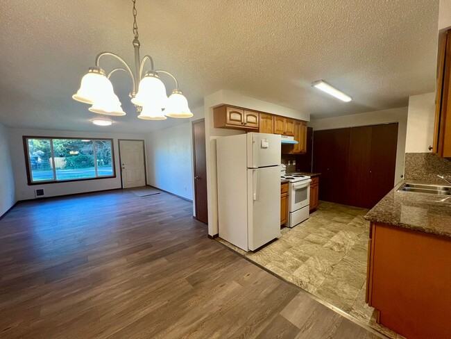 Building Photo - Fully Remodeled 2 BD - Water Included