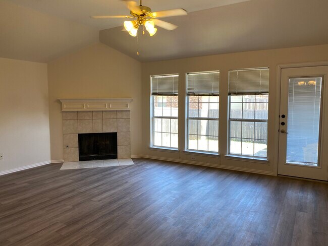 Foto del edificio - 5205 Crossvine Ln