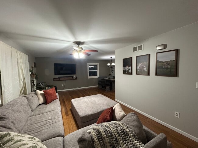 Foto del edificio - 479 Meadow Ln