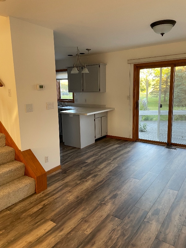 Building Photo - 560 Foxtail Dr