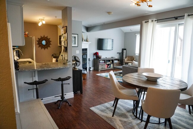 Building Photo - Stunning 1 Bdrm Condo in the Heart of Down...