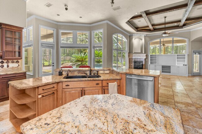 9008 SW 17th Ave Gainesville - Executive Gainesville Rental Custom 4 Sui Gainesville Fl Building Photo