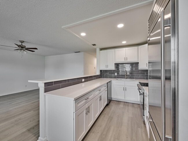 Building Photo - 227 Castlewood Dr