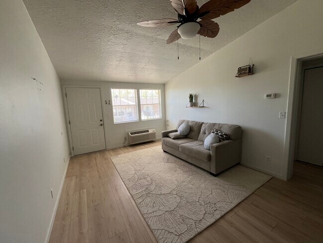 Foto del edificio - 600 N 2450 E