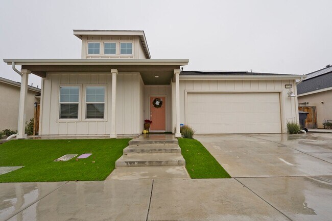Building Photo - 4 bed 2 bath home with solar panels
