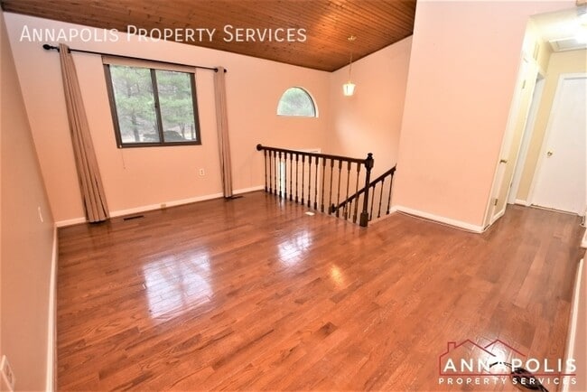 Building Photo - 552 greenhill court