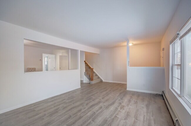 Building Photo - 553 Rosevale Ave