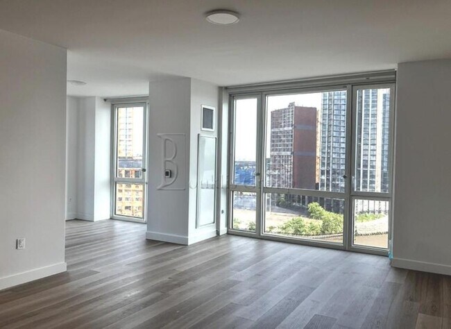 Foto del edificio - 3 bedroom in LONG ISLAND CITY NY 11101