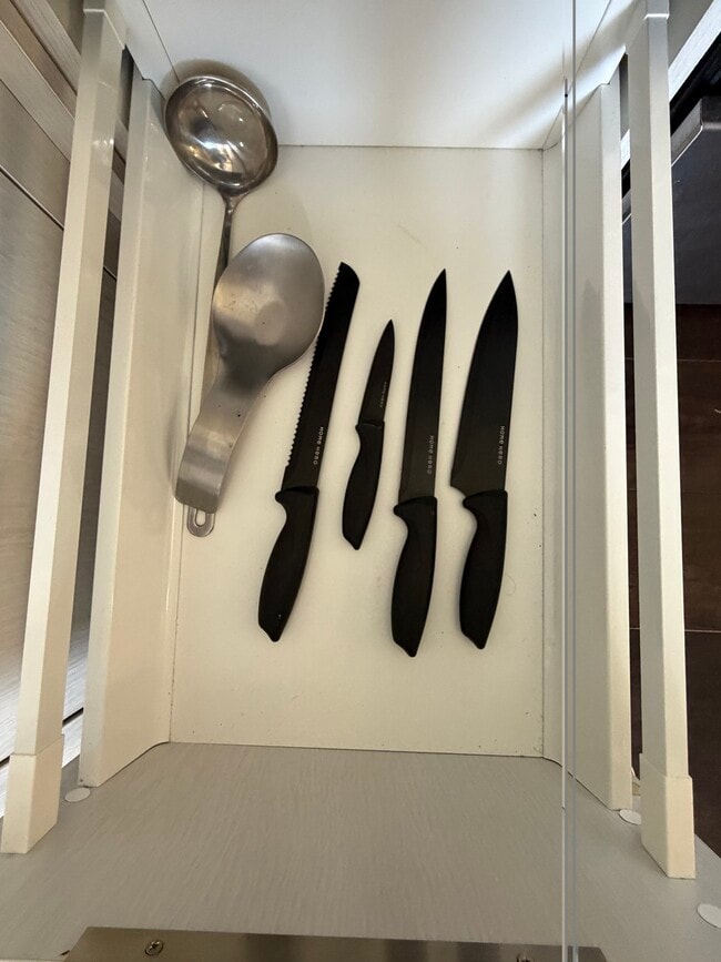 Building Photo - 203 W Crest Ave