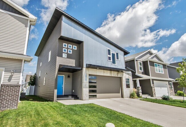 Building Photo - Spacious 3 bed/3 bath Home For Rent (2,324...
