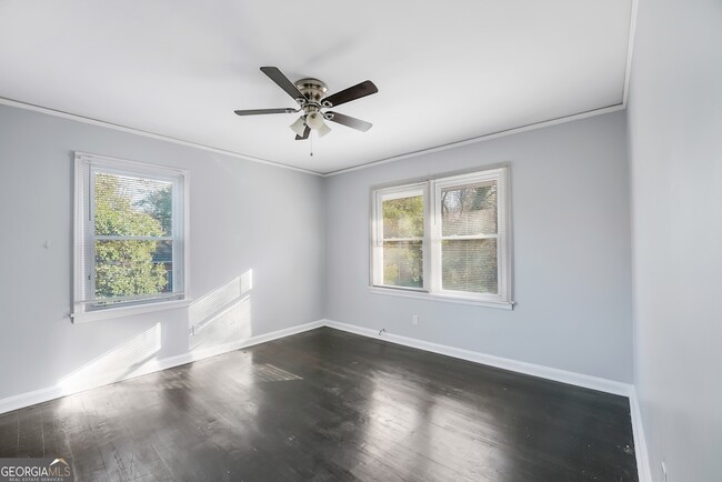 Building Photo - 147 Burnside St