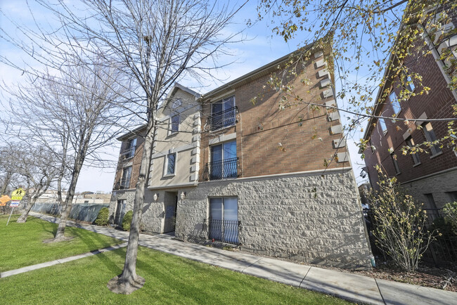 Building Photo - 3423 Ridgeland Ave