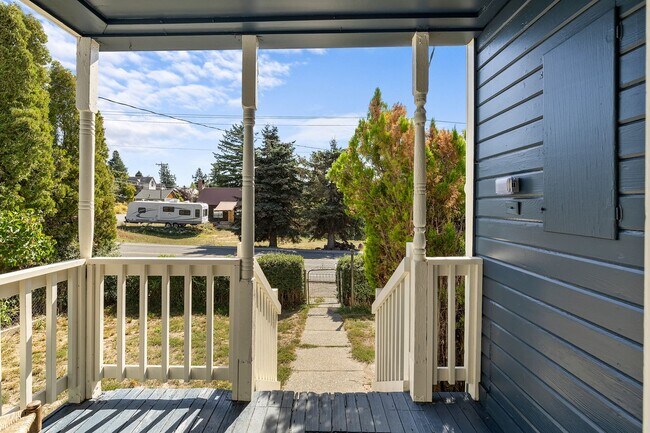 Building Photo - Inviting 3 Bed, 1 Bath Home in Roslyn, Whe...